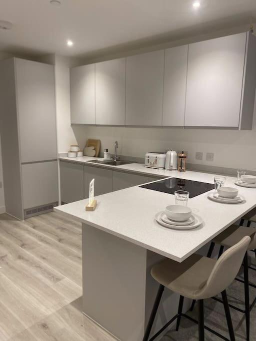 Modern Trafford 1Br Apartment-Free Parking-Cinema Room Manchester Bagian luar foto