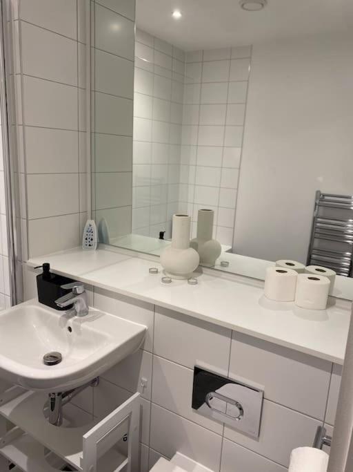 Modern Trafford 1Br Apartment-Free Parking-Cinema Room Manchester Bagian luar foto