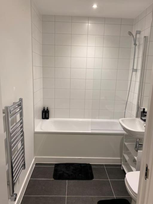 Modern Trafford 1Br Apartment-Free Parking-Cinema Room Manchester Bagian luar foto