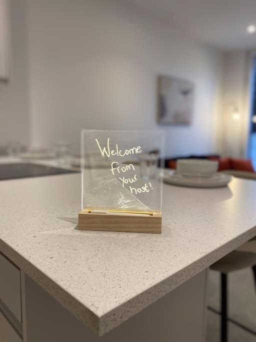 Modern Trafford 1Br Apartment-Free Parking-Cinema Room Manchester Bagian luar foto
