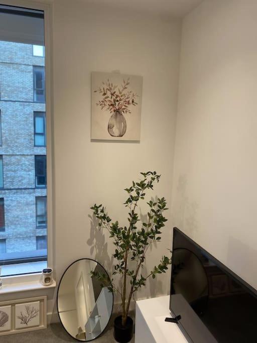 Modern Trafford 1Br Apartment-Free Parking-Cinema Room Manchester Bagian luar foto