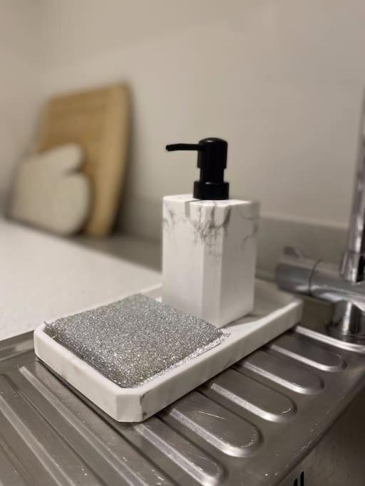 Modern Trafford 1Br Apartment-Free Parking-Cinema Room Manchester Bagian luar foto