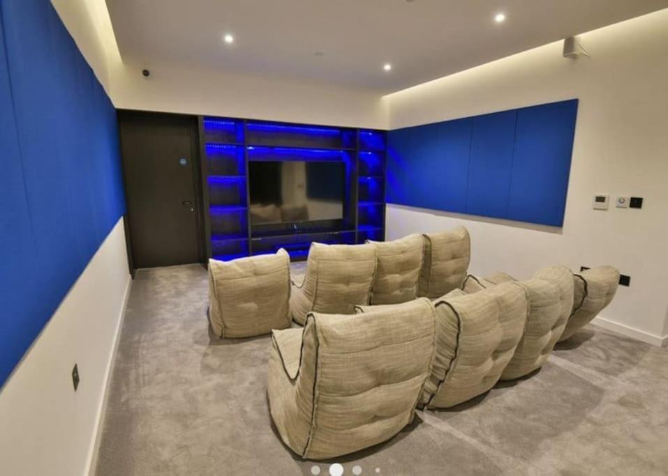 Modern Trafford 1Br Apartment-Free Parking-Cinema Room Manchester Bagian luar foto