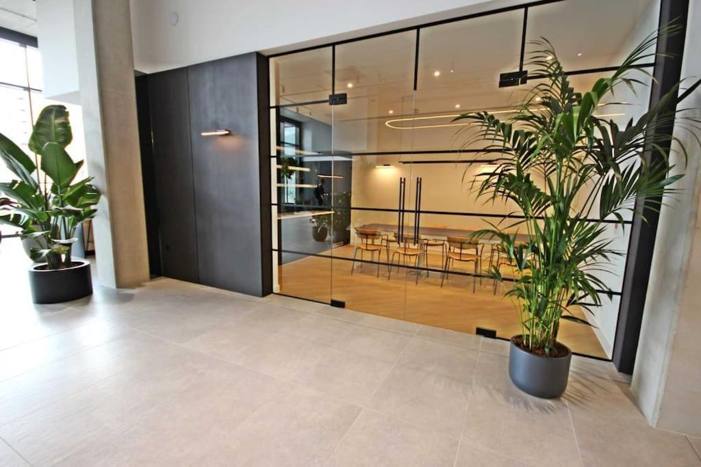 Modern Trafford 1Br Apartment-Free Parking-Cinema Room Manchester Bagian luar foto