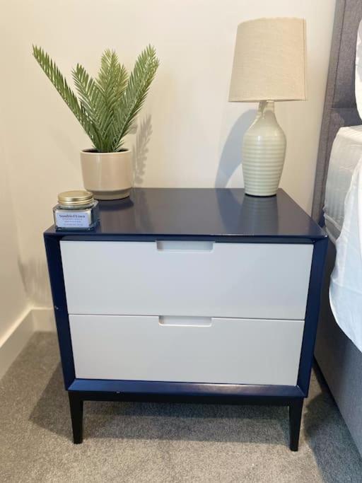 Modern Trafford 1Br Apartment-Free Parking-Cinema Room Manchester Bagian luar foto