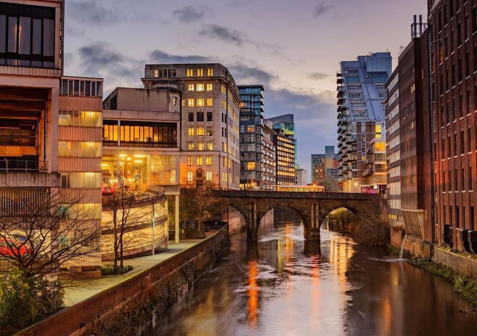 Modern Trafford 1Br Apartment-Free Parking-Cinema Room Manchester Bagian luar foto